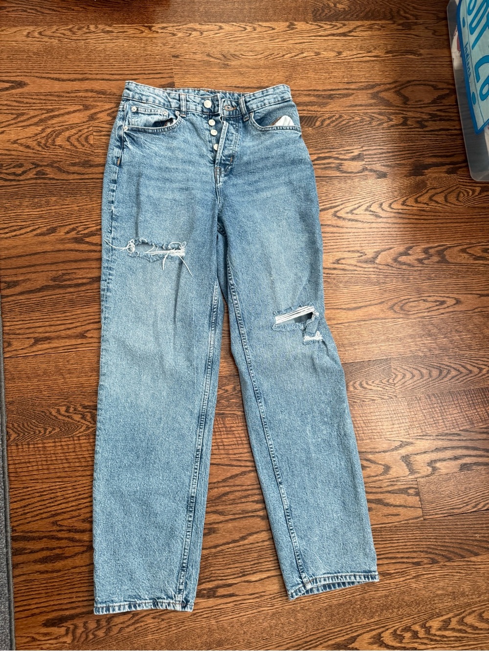 H & M Divided women’s distressed light denim jeans 5 button size 6